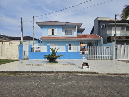 Ref.: L-051  Guaratuba te Espera! - O Sobrado dos Seus Sonhos para Férias Inesquecíveis! 